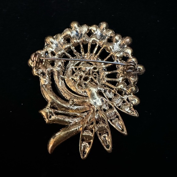 Beautiful Vintage Brooch adorning Vibrant Green and Pink Rhinestones - Picture 4 of 4